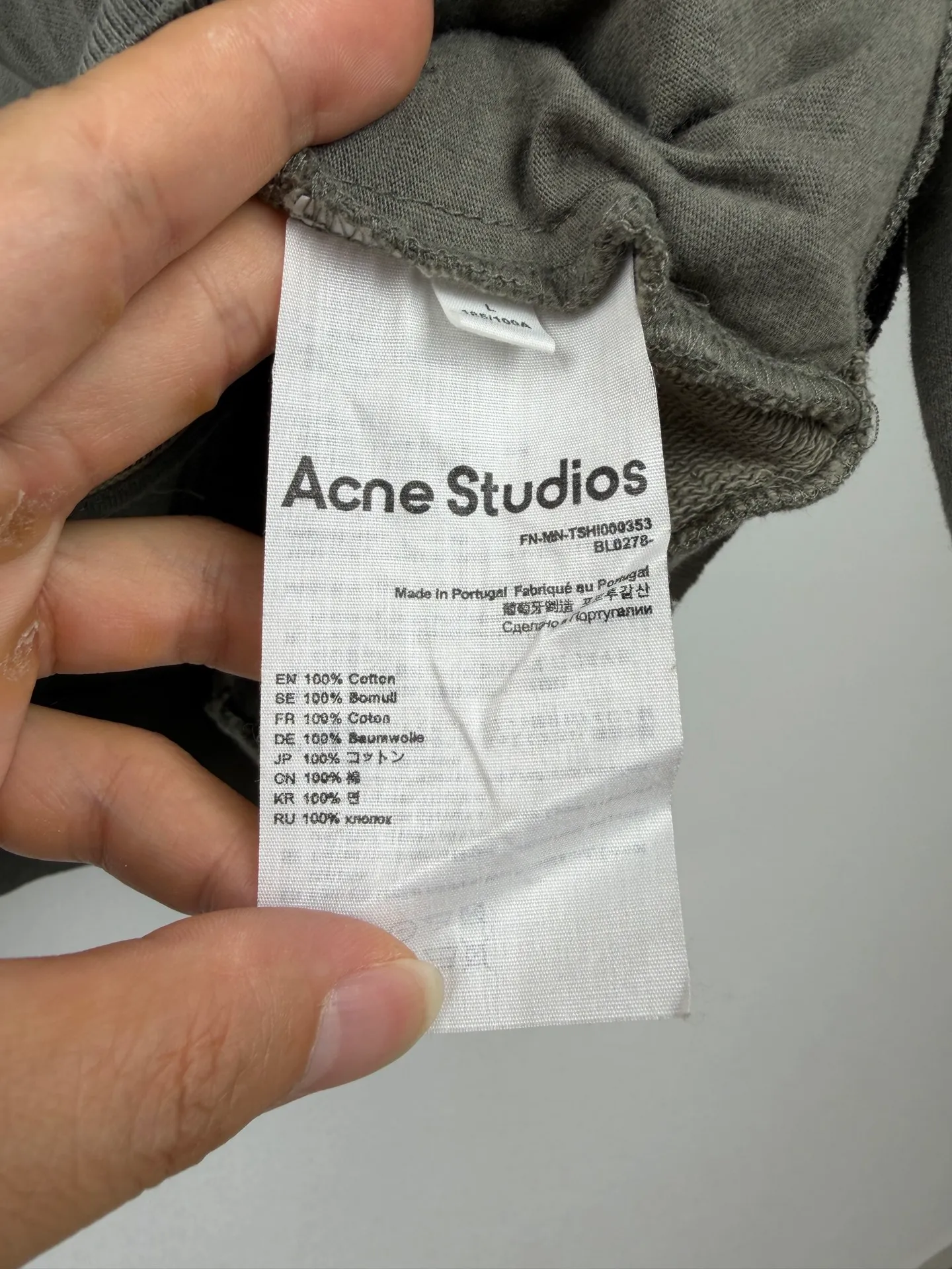 Acne Studios ripped distressed logo zipper sweatshirt jacket Custom dyed 1:1 gray green soft cotton colored cotton sweatshirt material [The surface fabric and terry base are of the same color (the market fabric In Stock has different colors and does not match the original version) The minimum order quantity of the fabric is 2 tons. The pure fabric manufacturing process takes 45 days] Cloud-like touch, delicate softness, comfortable and skin-friendly. It is presented in a pure gray-green tone, which seems to be the elegance after years of precipitation. The front panel is homogeneous and clean fit. The back panel is engraved with the uninhibited soul of Acne Studios. The ingenious integration of hole elements on the black canvas is a deliberate rebellion. It is a break away from the shackles of tradition and is unique in the wave of the trend. Process 1: Using glue printing. The chest printing has been modified three times by the film screen. Use glue liquid paint to print the pattern on the fabric. Bake the fabric to fix the printed pattern. Technique 2: Many parts of the body are worn by pure manual regular positioning. Manual brush marks. Add texture and depth to the surface of clothing to imitate the texture of natural wear. Process 3: The fabrics are washed and have a better hand feel. Not easy to deform, not easy to shrink, not easy to fade, and maintain long-term beauty. Accessories: Customized 1:1 Acne zipper. Customized 1:1 Acne trademark. Version: Loose version. Size: S M L XL